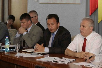 ministrul Liviu Pop incadrat de presedintele CJ, Adrian Stef si de prefectul Eugeniu Avram