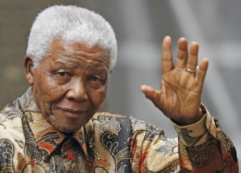 Nelson Mandela salutându-şi poporul