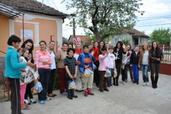 echipa LTSD la una din casele de copii la care au dus cadouri