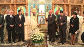 Autorităţile i-au înmânat la sfârşitul slujbei Preasfinţitului Iustin Sighetanu, un tablou ce îl înfăţişează chiar pe el şi o icoană ce îl înfăţişează pe Sfântul Gheorghe. 