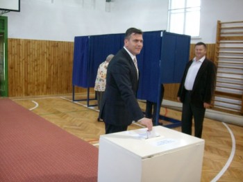 La ieşirea de la urne, Adrian Ştef a declarat< "Am votat pentru continuitate, pentru unitate, un judeţ european şi o România europeană cu democraţie europeană"