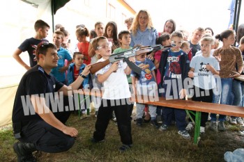 Copiii au avut ocazia sa traga cu arme de airsoft