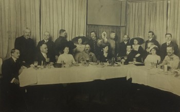 Aurel C. Popovici (al doilea din stânga jos) la Viena în anul 1912