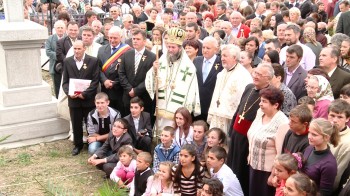 Sute de credincioşi au participat la Slujba de Târnosire a Bisericii ortodoxe din Hurezu Mare