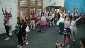 Copiii și tinerii care frecventează cercul de dans modern de la Palatul Copiilor Satu Mare, îndrumați de profesoara Adina Rațiu, au organizat numeroase spectacole zilele acestea