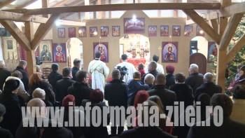 Sute de credincioşi au participat la slujba arhierească de la Biserica ortodoxă Sfinţii Arhangheli Mihail şi Gavril     