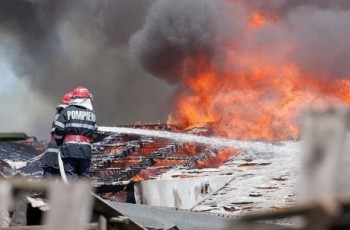 Incendiu la o hala din Odoreu