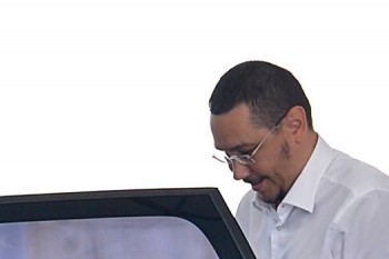 Victor Ponta cu barbă și perciuni