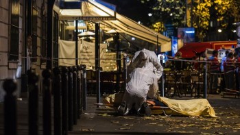 Criminalişti francezi recuperând trupul unei victime 