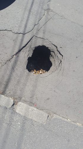 Craterul e chiar în asfalt, de cum cobori de pe trotuar să vii spre Policlinica CFR
