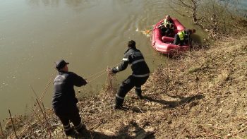 Pompierii au intervenit pentru a scoate din apa trupul neinsufeltit al femeii