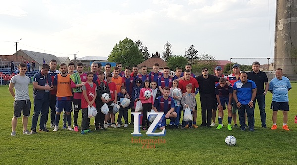 Clubul tășnădean a oferit mingi și pachete alimentare la finalul meciului pentru copii de la Casa Mihaela