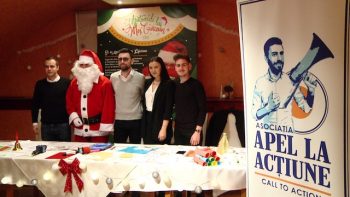 Conferinţa a fost susţinută de preşedintele Asociaţiei, Mihai Huzău, alături de voluntarii Renato Crâşmar, Anca Puşcaş şi Alexandru Şuta şi, bineînţeles, de Moş Crăciun