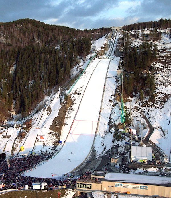 Recordul mondial la sărituri cu schiurile este de 253,5 m și îi aparține austriacului Stefan Kraft din 2017. Recordul îl dă trambulina de la Vikersund (Norvegia)