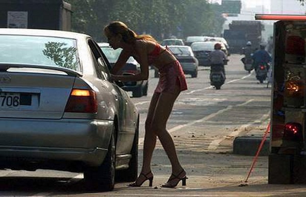 O prostituată din România protestează în Germania pentru că nu poate să muncească