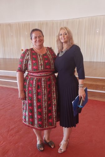Floare Surdului din Boineşti, alături de jurnalista Mirela Filimon, care a fost şi prezentatoare a evenimentului