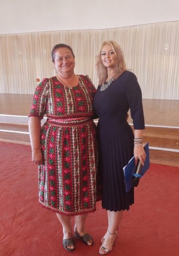 Floare Surdului din Boineşti, alături de jurnalista Mirela Filimon, care a fost şi prezentatoare a evenimentului